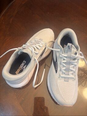 Brooks Women's Pale Gray Mesh Athletic Sneakers